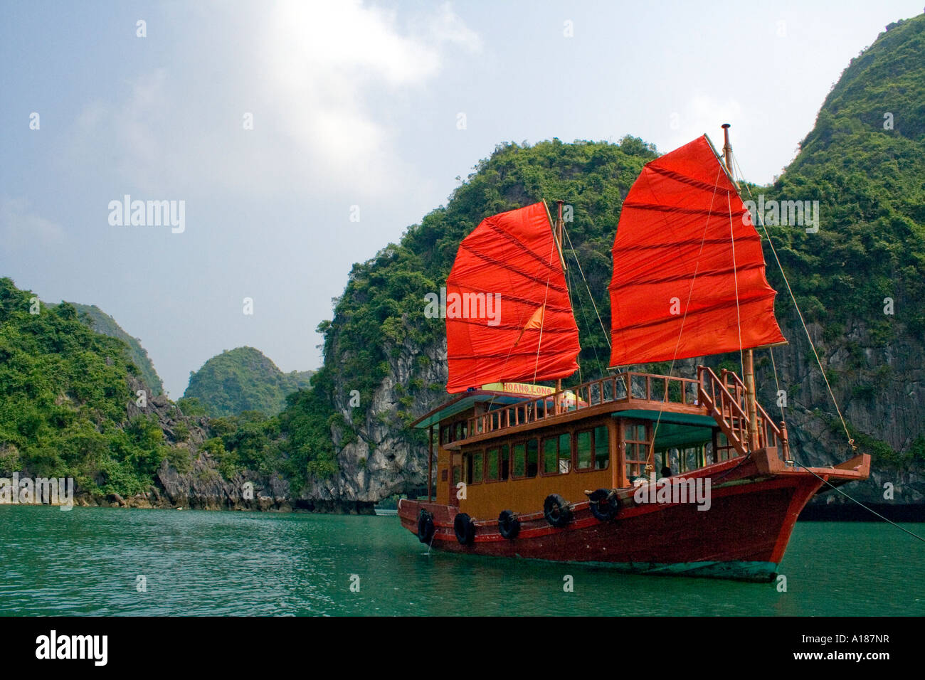 Traditionelle vietnamesische Segeln Junk Halong Bucht Vietnam Stockfoto