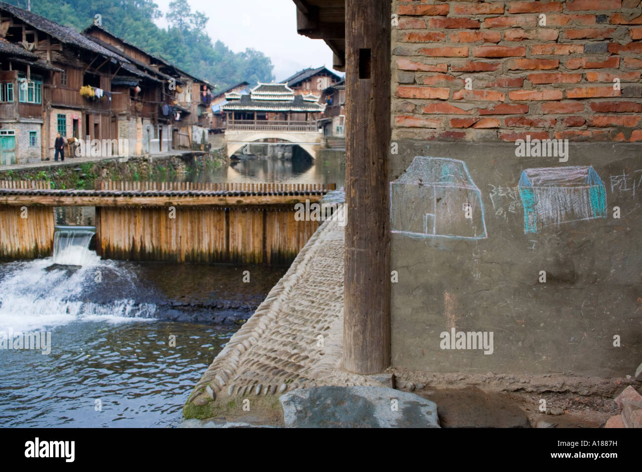 Kreide-Zeichnungen-Wind und Regen Brücke in der ethnischen Minderheit Dong Stadt Zhaoxing China Stockfoto