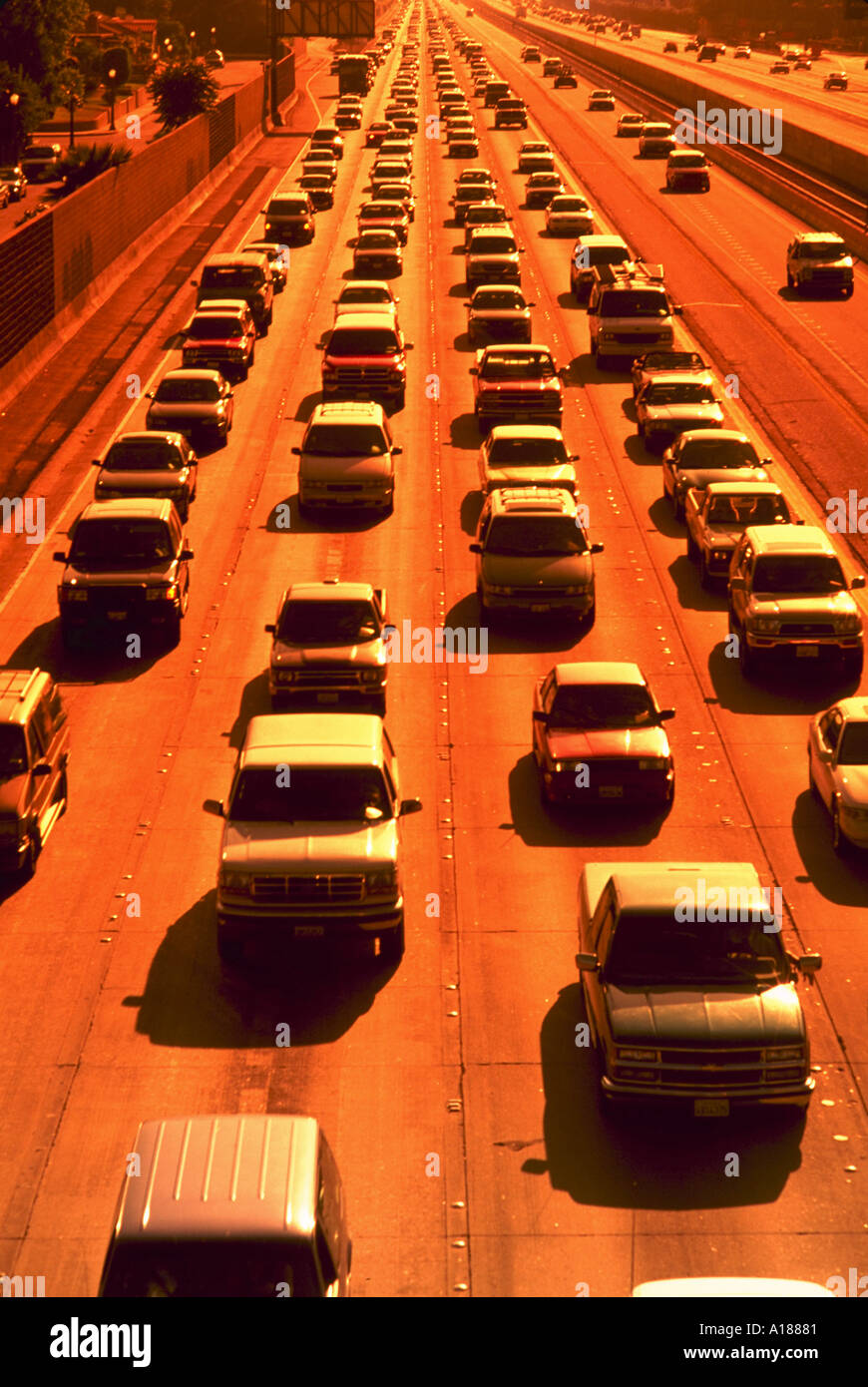 Verkehr auf der Autobahn in der Dämmerung Los Angeles Kalifornien Stockfoto