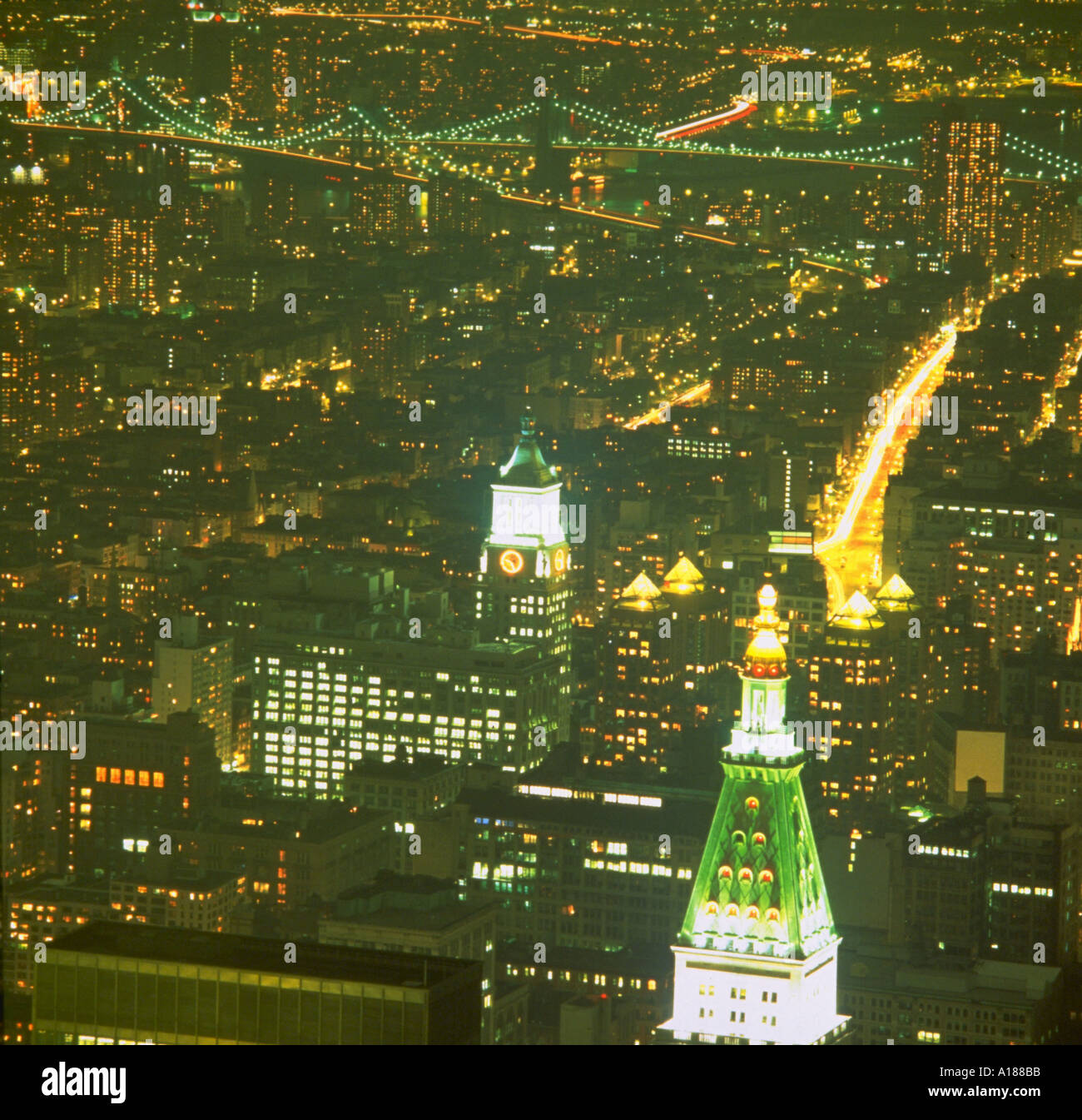 Luftaufnahme der New Yorker Skyline bei Nacht mit Metrolpolitan Leben bauen Con Edison Building und Brooklyn Bridge Stockfoto