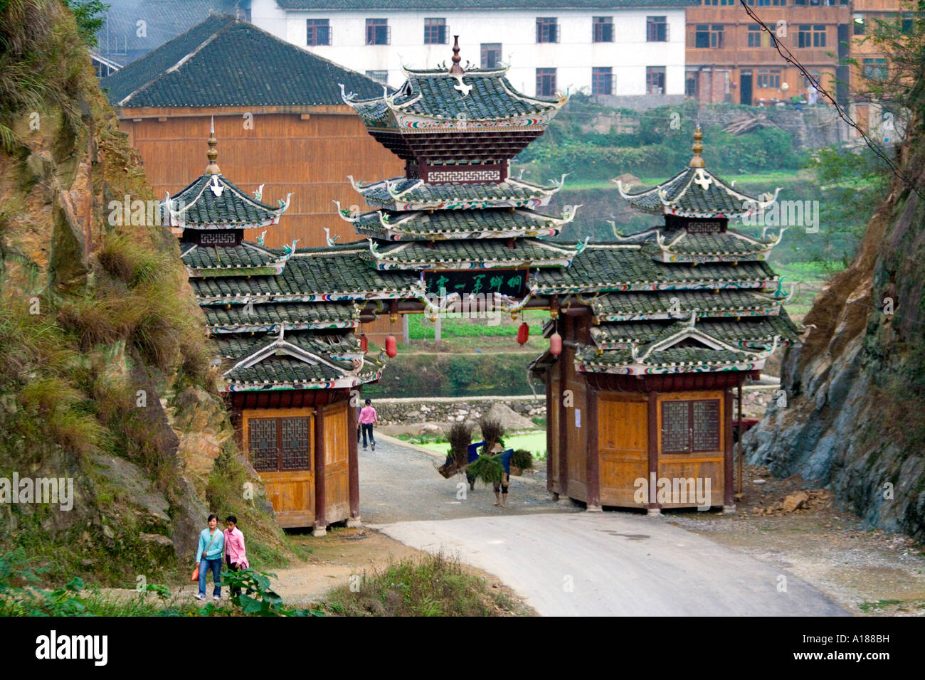 Haupttor an der Dong ethnische Minderheit traditionelle Stadt Zhaoxing China Stockfoto