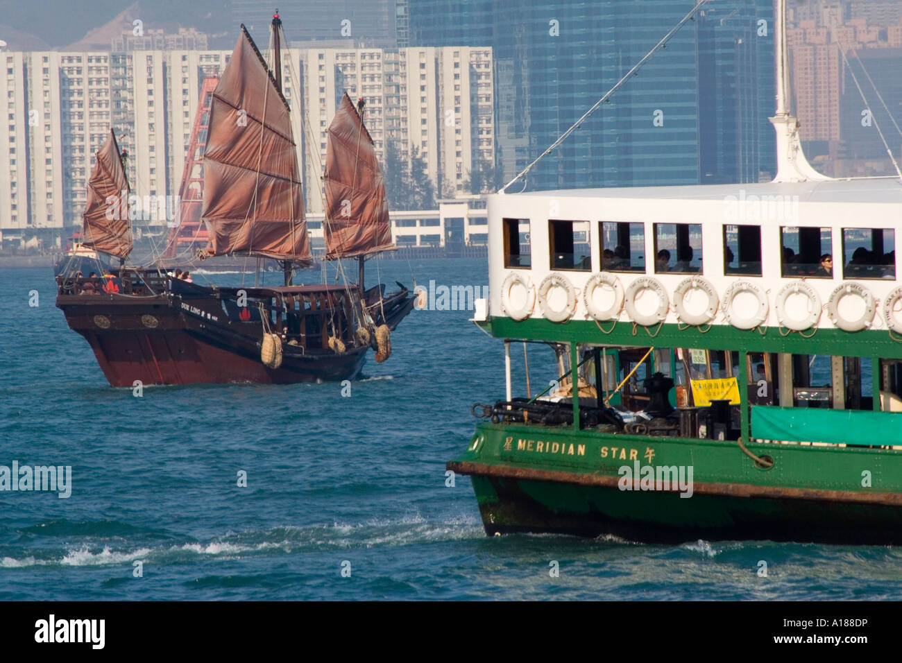 Duk Ling, alten Kram und Star Ferry in Victoria Harbor Hong Kong Stockfoto