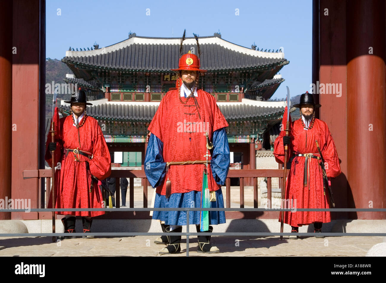 Ehrengarde in zeitgenössischer Kleidung, Gyeongbokgung-Palast, Seoul, Korea Stockfoto