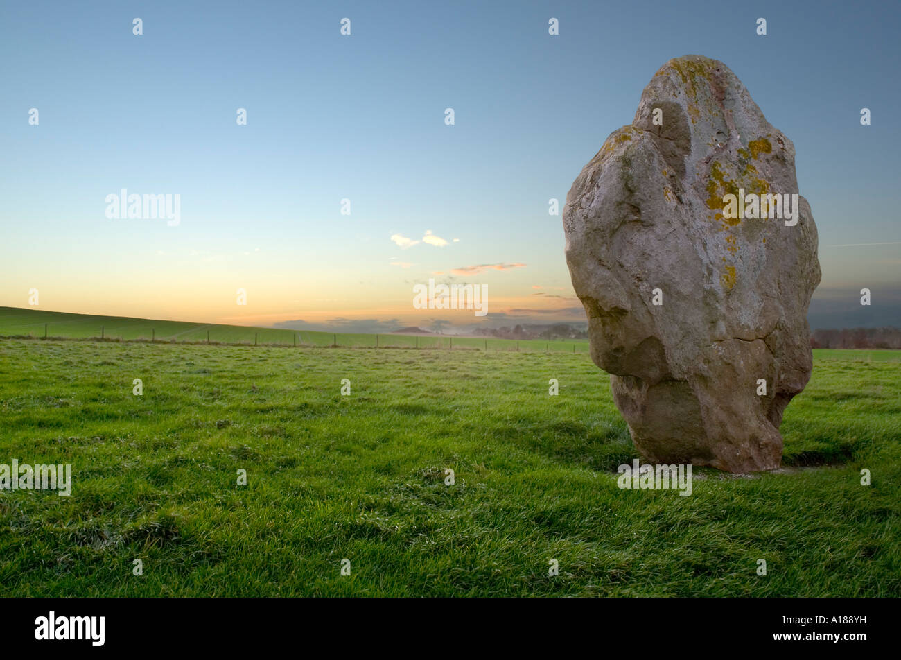 Avebury Stein, Wiltshire - in der Abenddämmerung Stockfoto