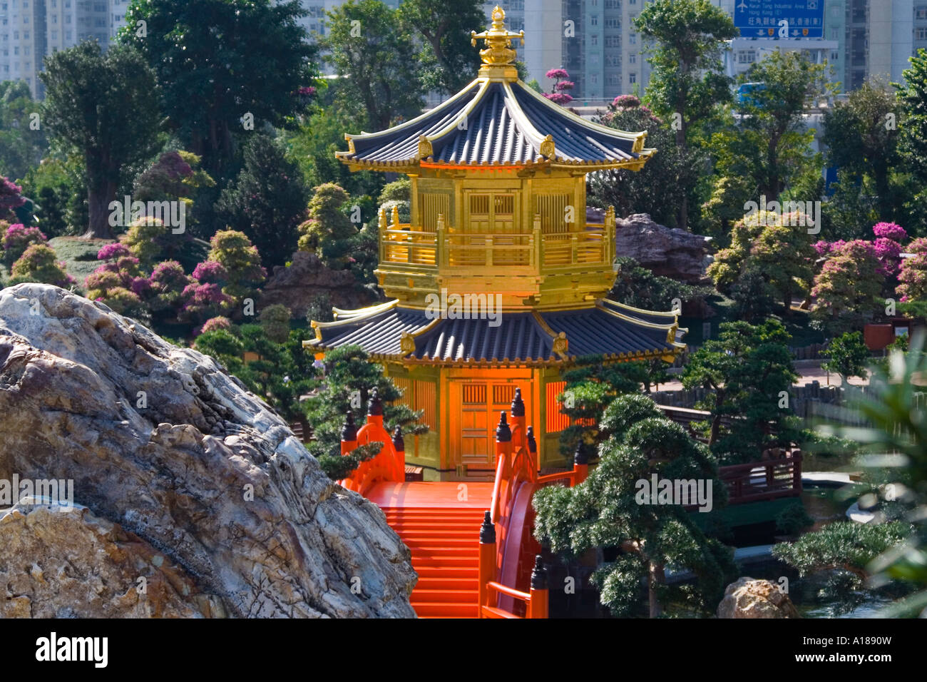 Goldene Pagode in Nan Lian Garden, Chi Lin Nunnery, Hong Kong, SAR, China Stockfoto