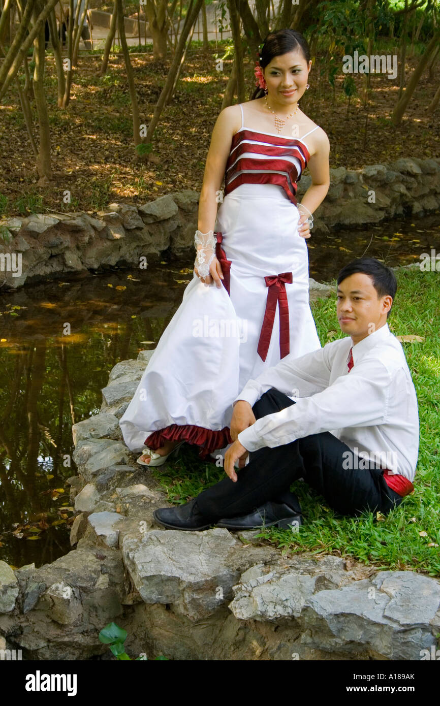 2007 junge vietnamesische paar Posen für Hochzeitsfotos in der Nähe ein Stream-Hanoi-Vietnam Stockfoto