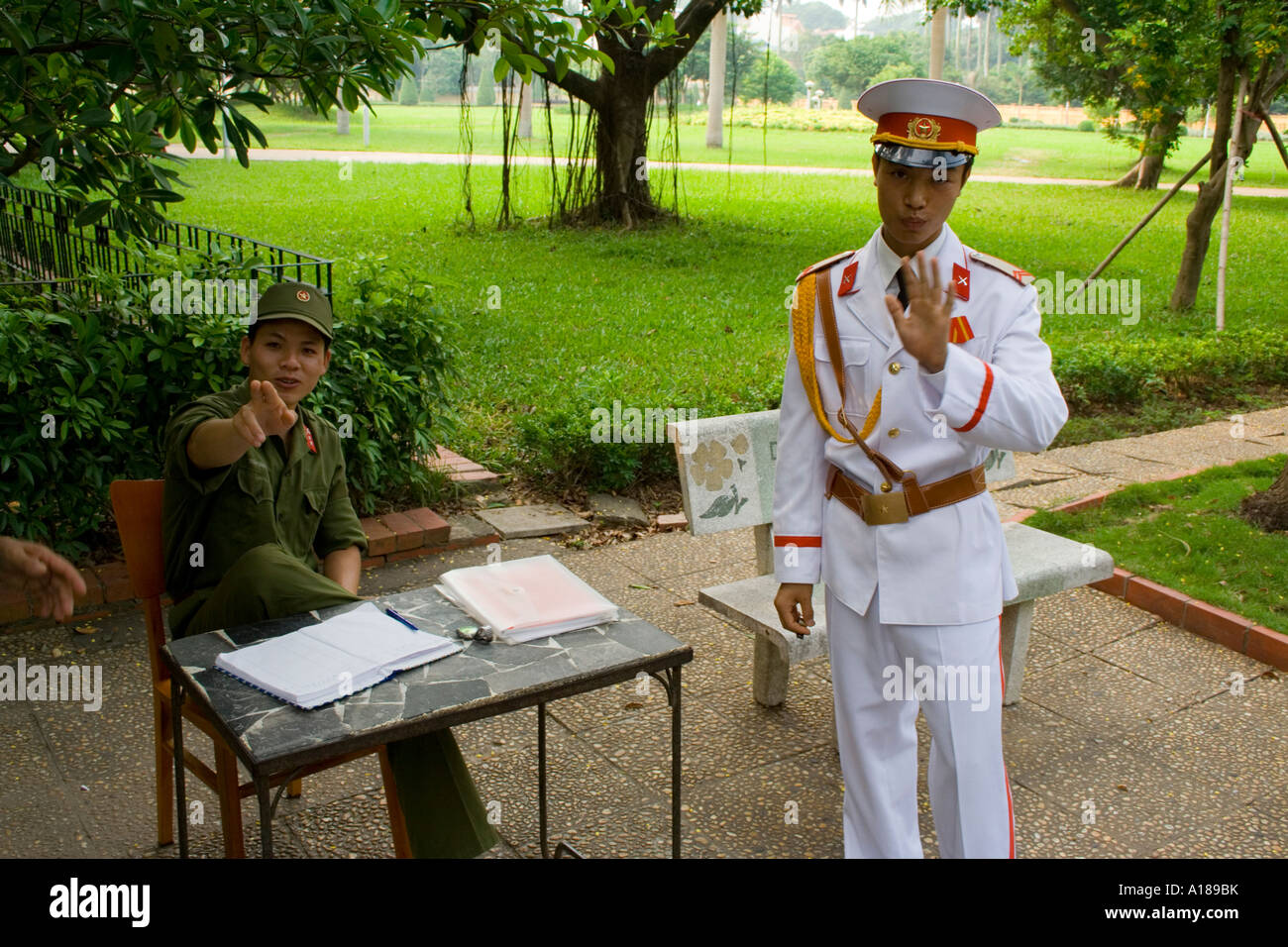 2007 vietnamesischen Soldaten verbieten Zugang zu einem Sicherheitsbereich Hanoi Vietnam Stockfoto