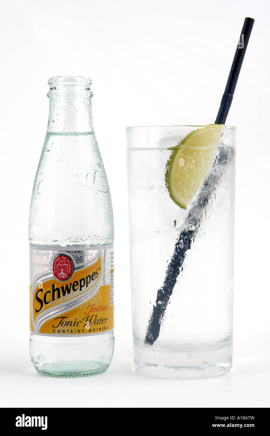 Flasche Tonic-Water mit vollen Glas perfekt servieren Stockfoto