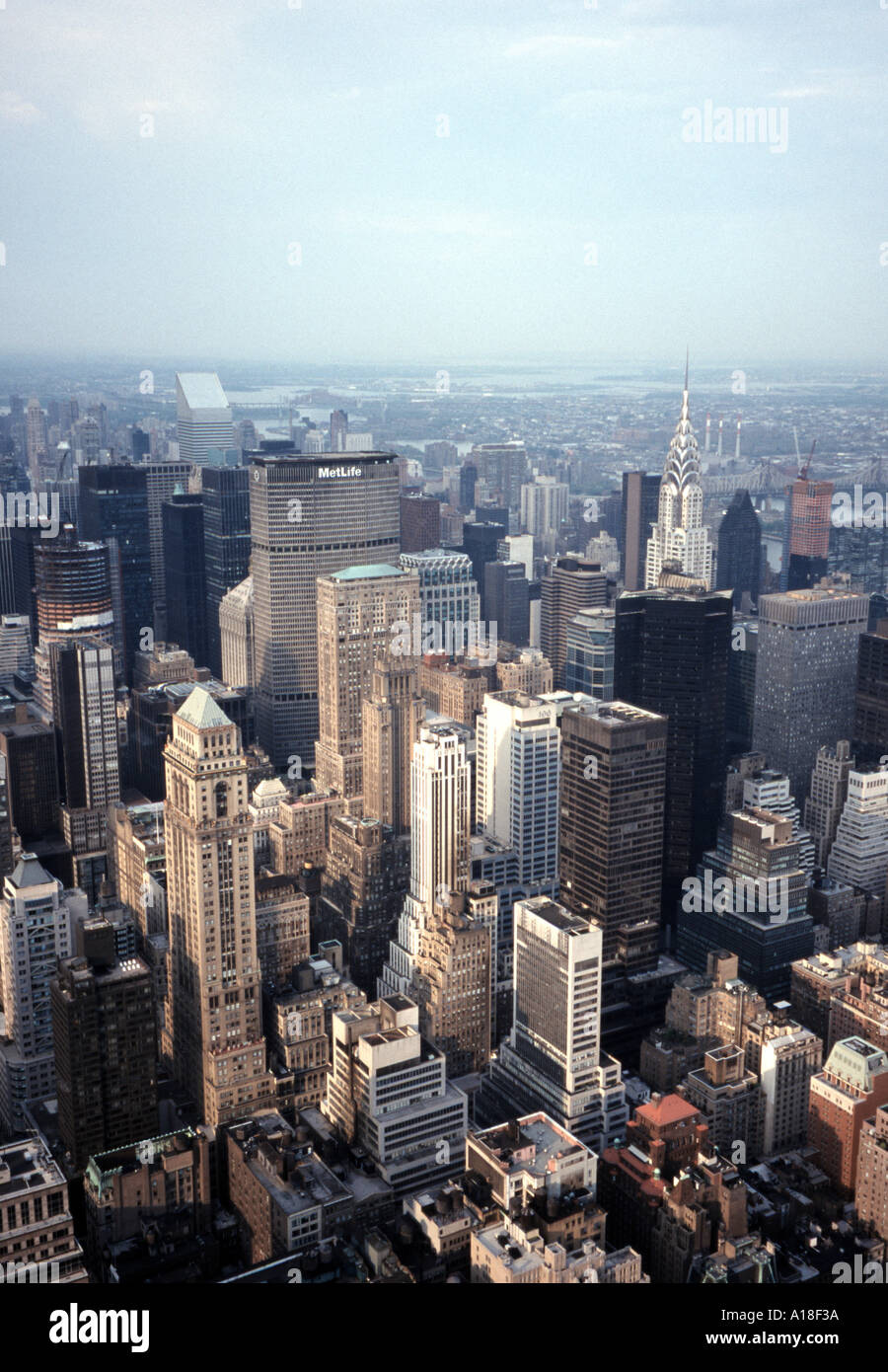 Am späten Nachmittag geschossen in Midtown Manhattan vom Empire State Building, das Chrysler Gebäude MetLife und Königinnen. Vor dem 11. Stockfoto