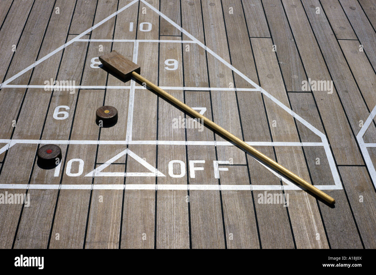 Deck Shuffleboard auf einem Kreuzfahrtschiff Stockfoto