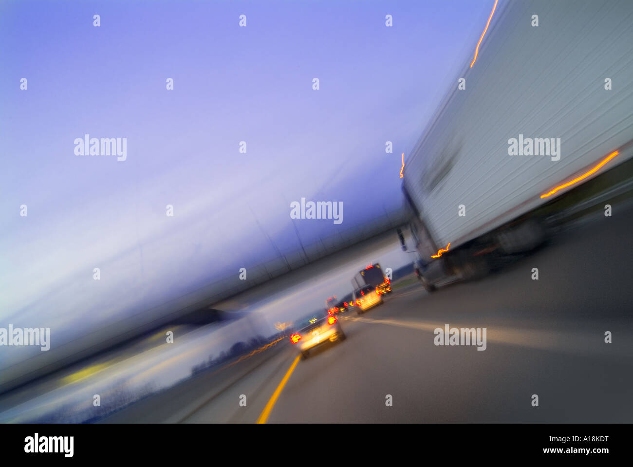 PKW LKW & LKW Beschleunigung auf der Autobahn, USA Stockfoto