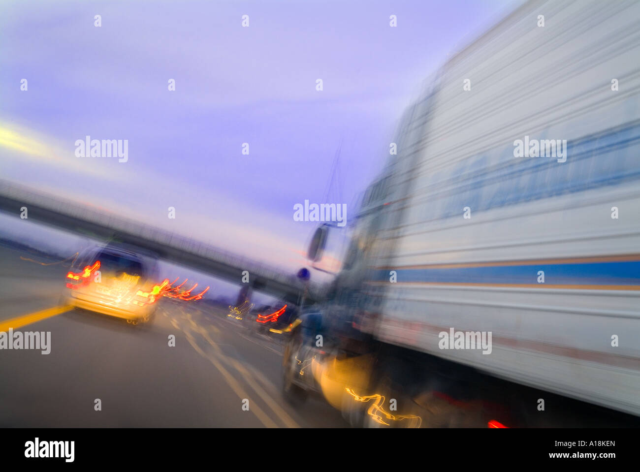 PKW LKW & LKW auf Autobahn USA beschleunigen Stockfoto