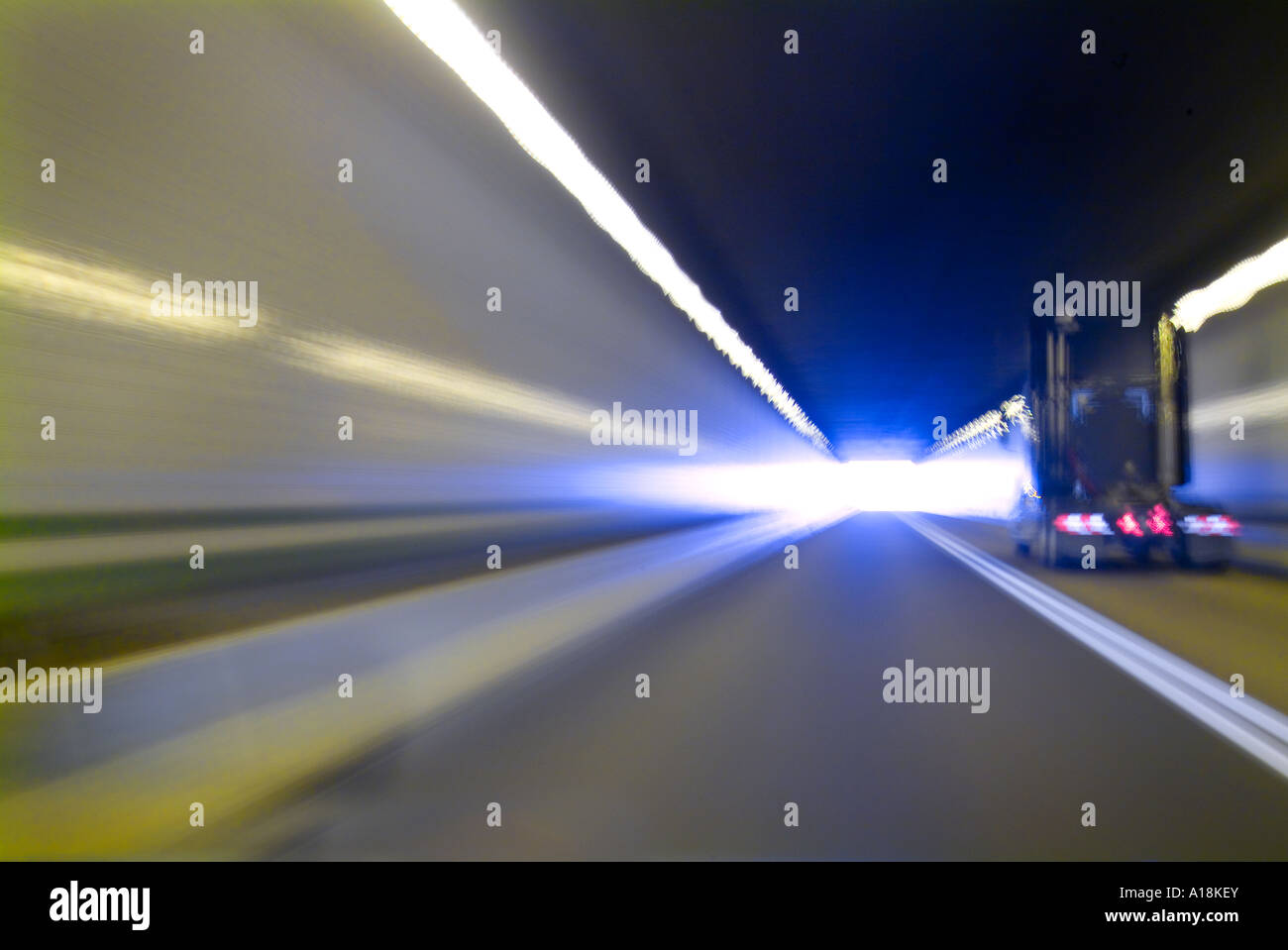 PKW LKW & LKW Beschleunigung auf der Autobahn und durch Tunnel, USA Stockfoto