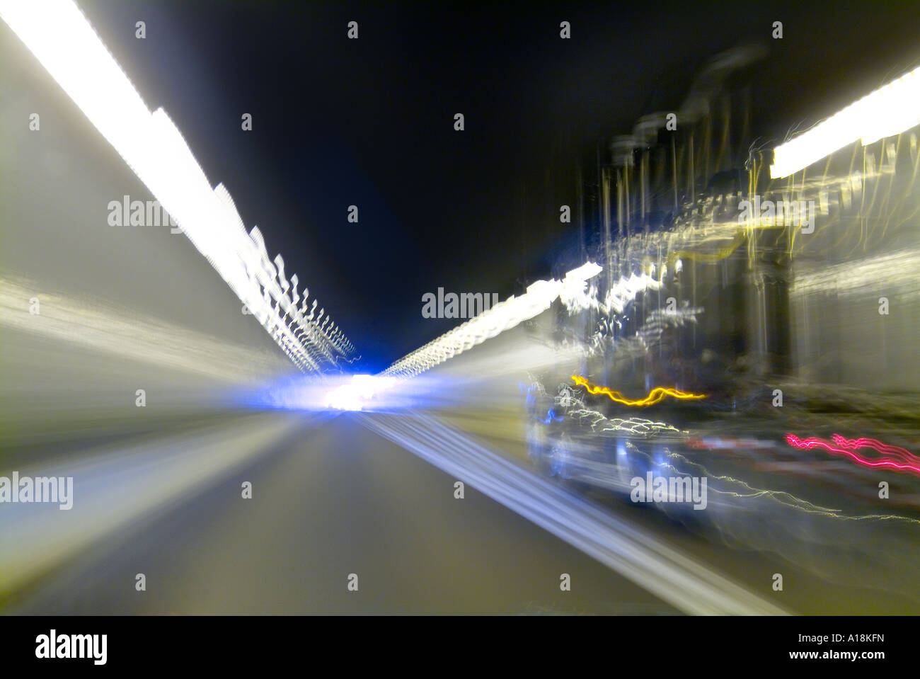 PKW LKW & LKW Beschleunigung auf der Autobahn und durch Tunnel, USA Stockfoto