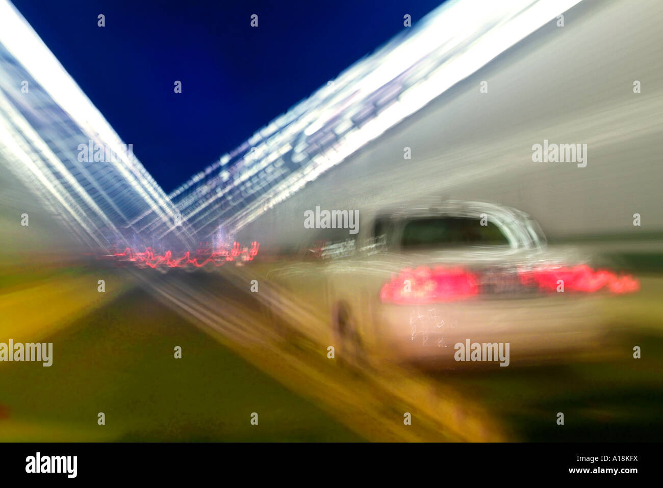 PKW LKW & LKW Beschleunigung auf der Autobahn und durch Tunnel, USA Stockfoto