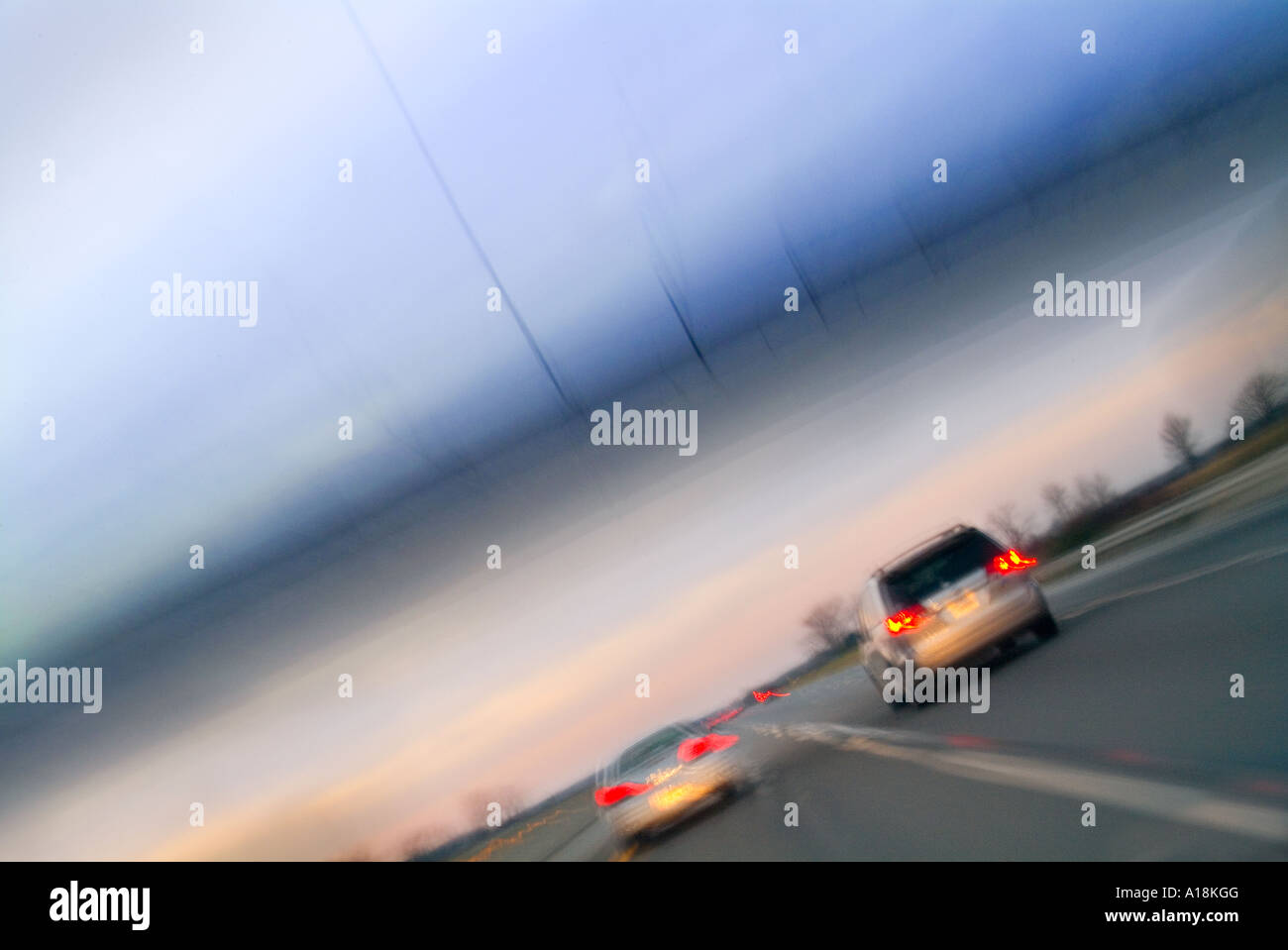 PKW LKW & LKW auf Autobahn USA beschleunigen Stockfoto