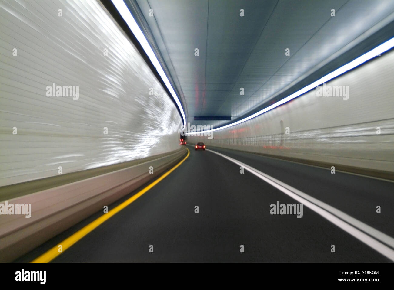 PKW LKW & LKW Beschleunigung auf der Autobahn und durch Tunnel, USA Stockfoto