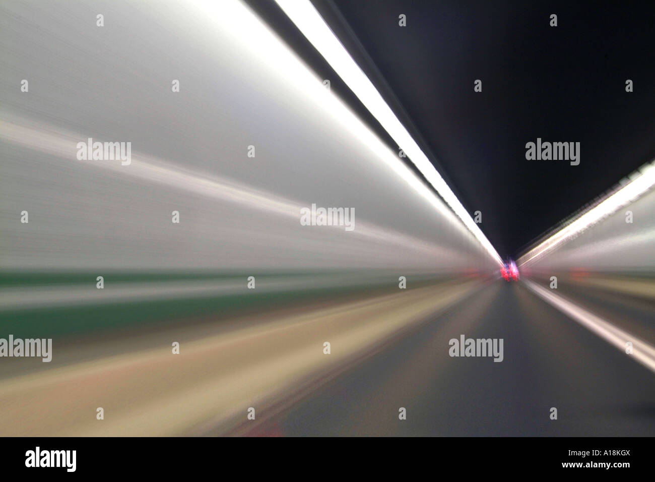 PKW LKW & LKW Beschleunigung auf der Autobahn und durch Tunnel, USA Stockfoto