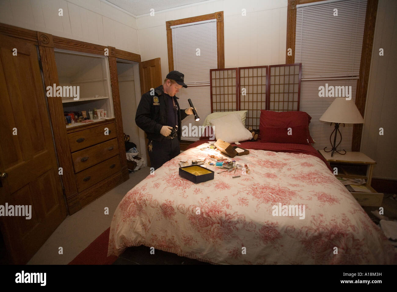 Verbrechen-Szene Techniker Durchsicht Schlafzimmer für Spur Beweis nach einem Einbruch Kansas City MO Polizei Crime Lab Stockfoto