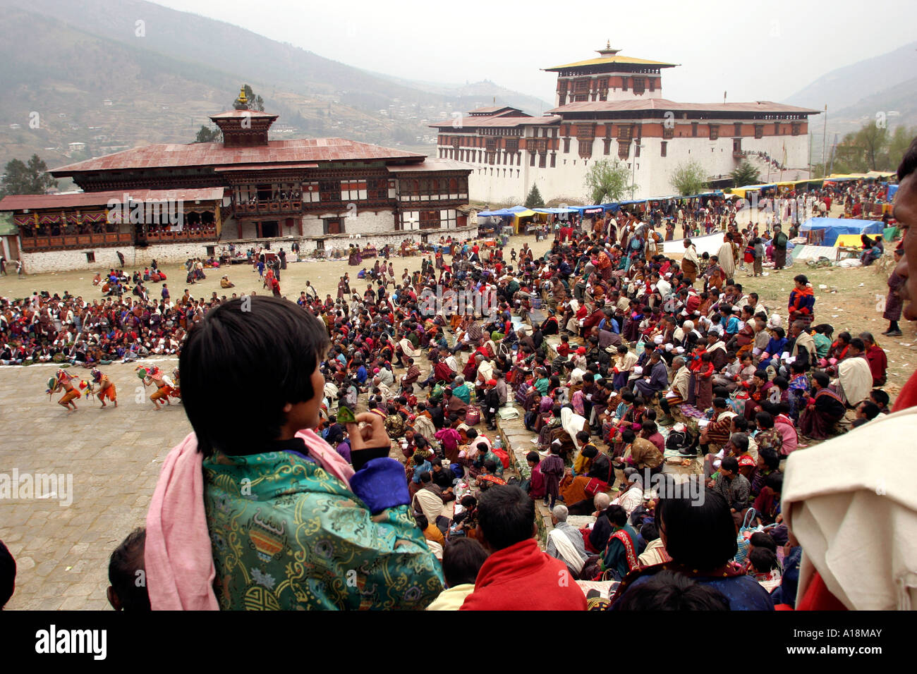 Bhutan Paro Festival Tsechu Zuschauer und Paro Dzong Stockfoto