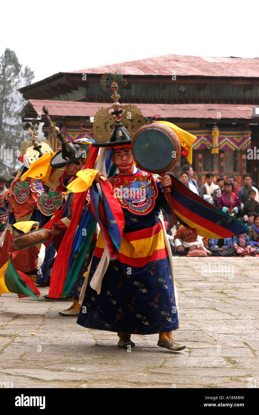 Bhutan Paro Festival Tsechu Tanz der schwarzen Hüte mit Trommeln Stockfoto