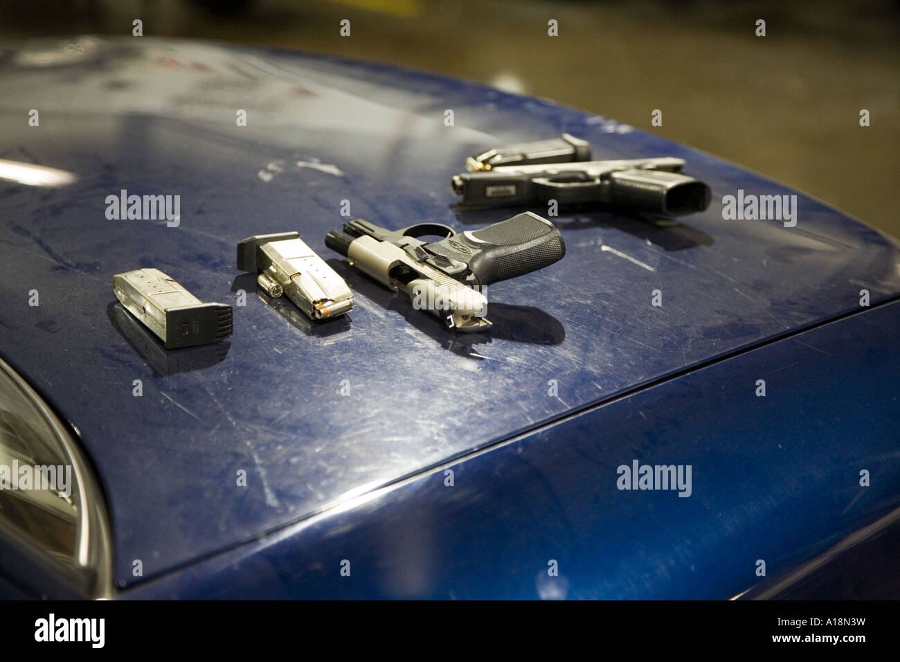 Geladene Handgunds Internetverhalten aus einem Fahrzeug, das in einem high-Speed-Verfolgung mit der Polizei Polizei Crime Lab in Kansas City MO Stockfoto