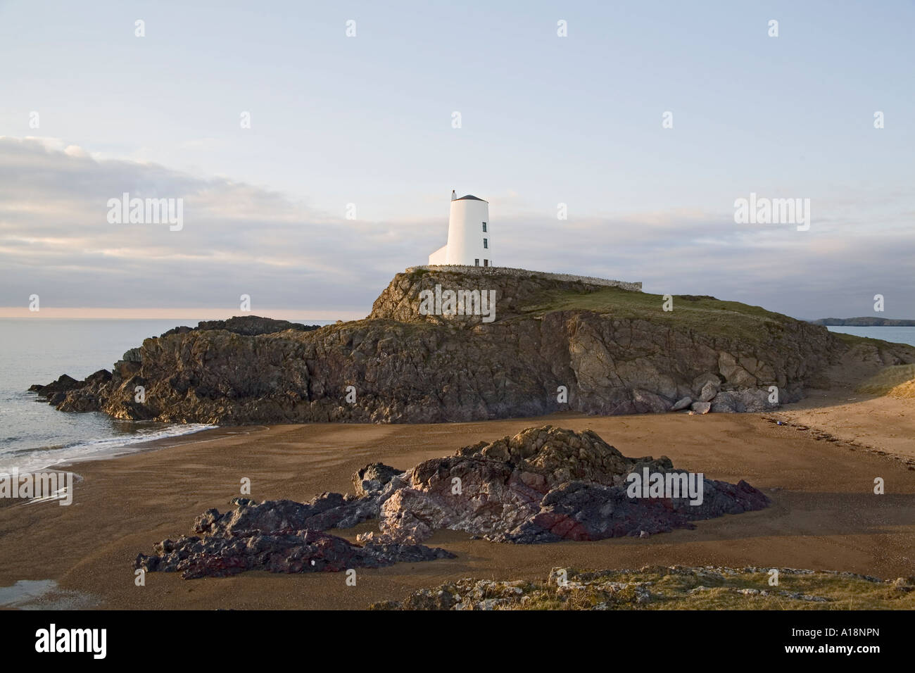 LLANDDWYN Insel ISLE OF ANGLESEY NORTH WALES UK Twr Mawr Leuchtturm Versand aus den umliegenden gefährliche Felsen zu schützen Stockfoto