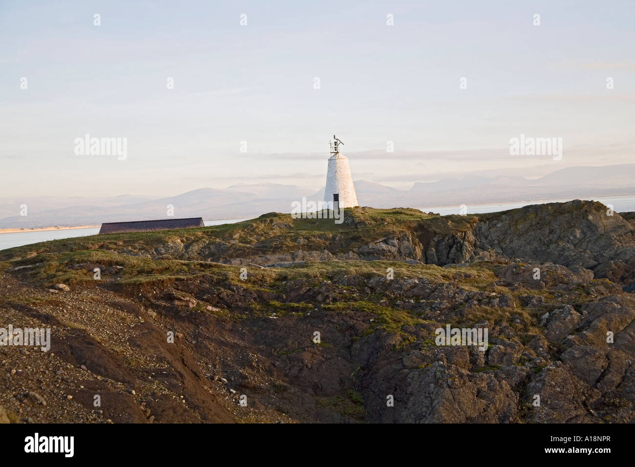LLANDDWYN Insel ISLE OF ANGLESEY NORTH WALES UK Dezember Twr Bach die kleinere der beiden Leuchttürme auf dieser schönen Insel Stockfoto