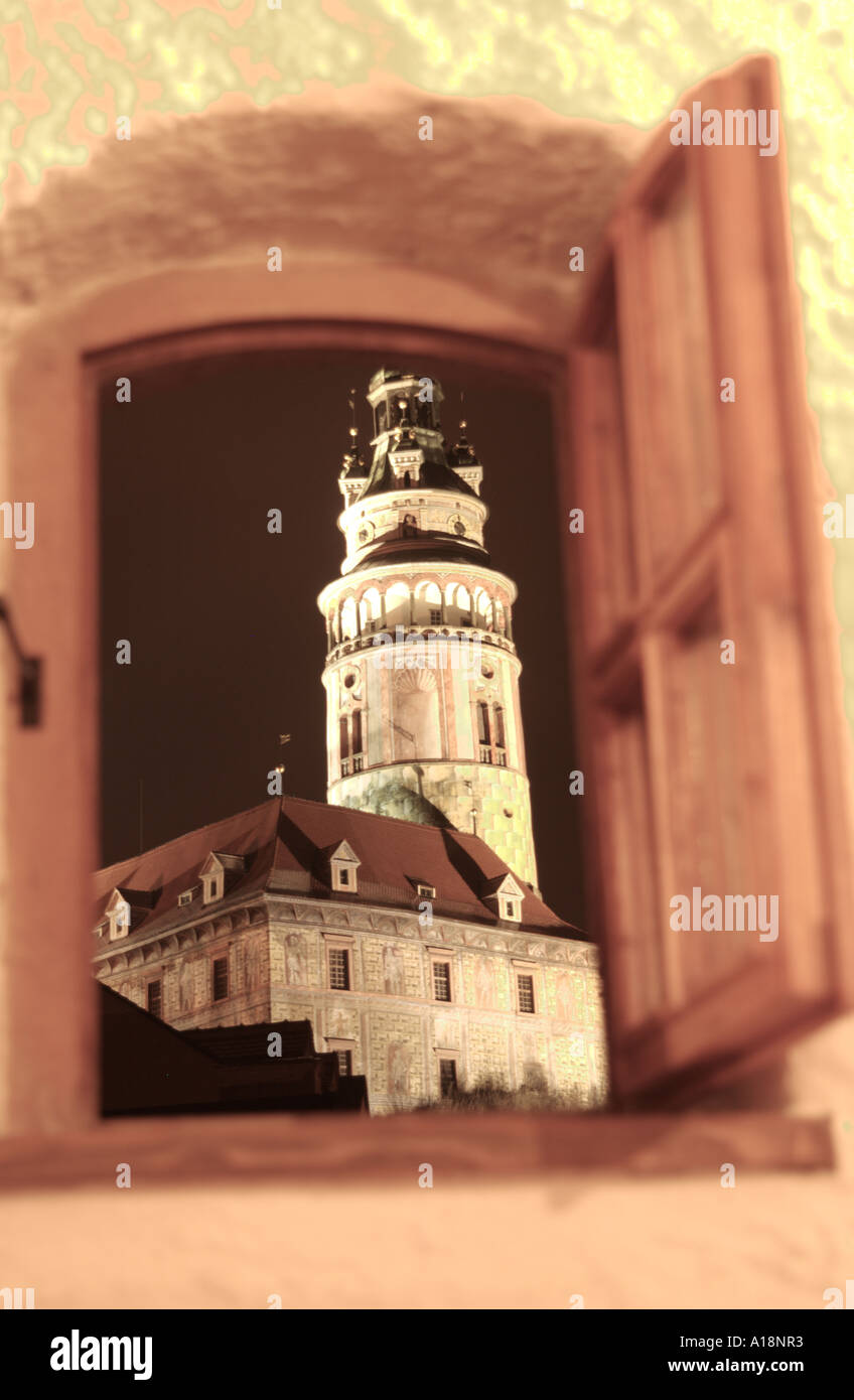 Das Schloss von der Stadt Cesky Krumlov Tschechien Osteuropas aus dem Fenster gesehen Stockfoto