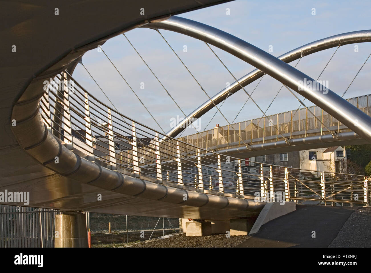 HOLYHEAD ISLE OF ANGLESEY Wales UK Dezember der Keltischen Gateway Bridge unter Verwendung europäischer Mittel anschließen Stadtzentrum zum Hafen Stockfoto