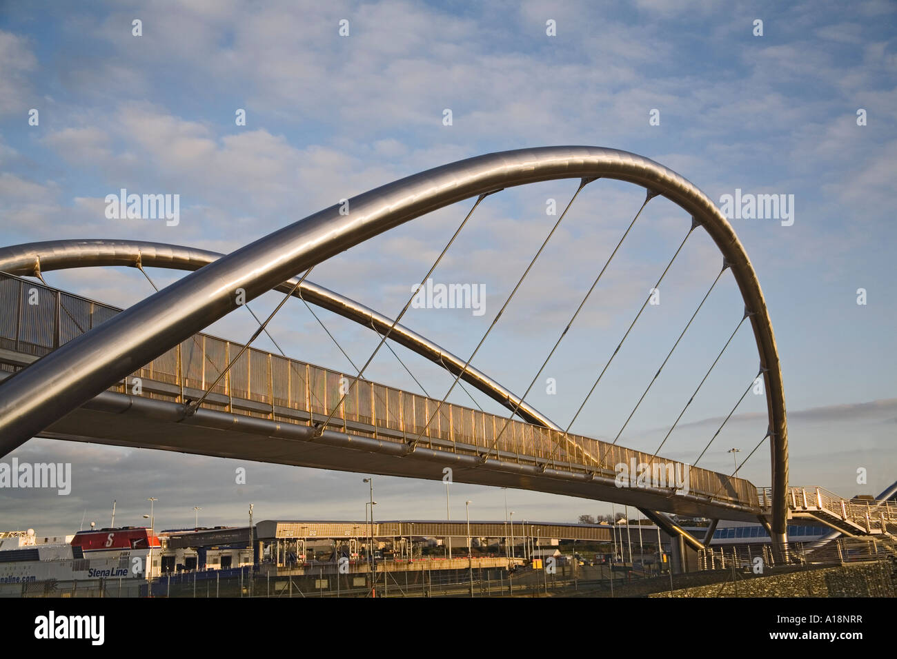 HOLYHEAD ISLE OF ANGLESEY Wales UK Dezember der Keltischen Gateway Bridge mit europäischen Mitteln verbinden Stadtzentrum zum Hafen gebaut Stockfoto