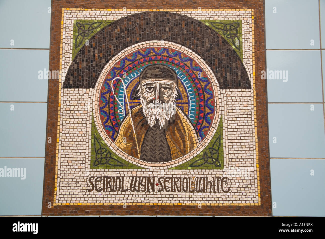 HOLYHEAD ISLE OF ANGLESEY NORTH WALES UK Dezember UK St Seiriol auf einer der sechs venezianischen Smalti Mosaiken vorgestellt Stockfoto