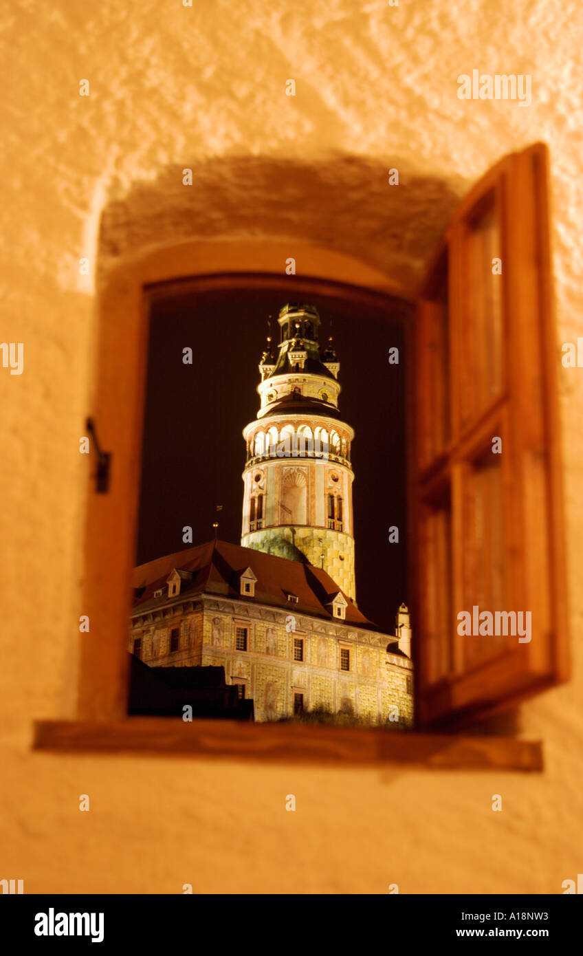 Das Schloss von der Stadt Cesky Krumlov Tschechien Osteuropas aus dem Fenster gesehen Stockfoto