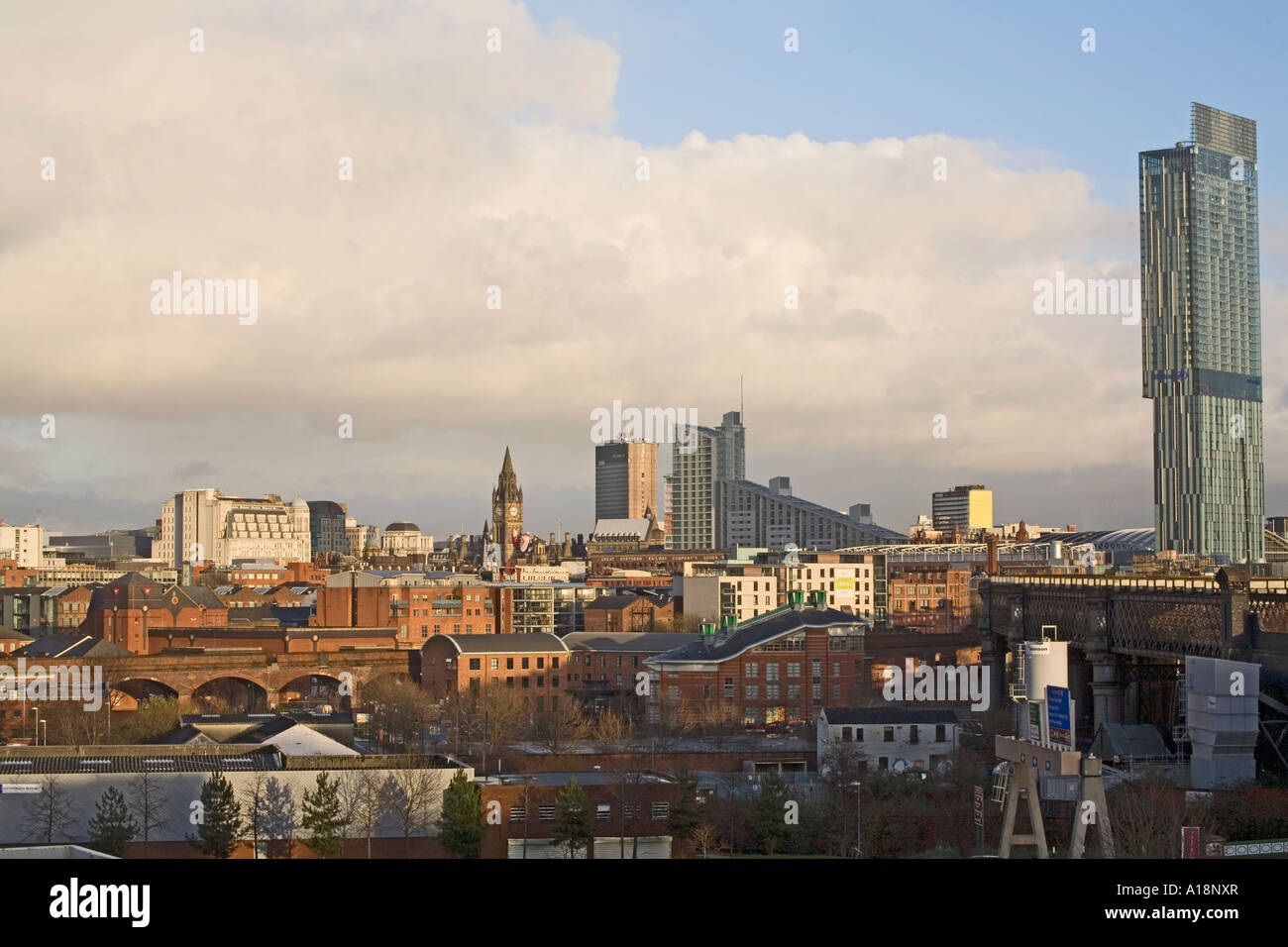 MANCHESTER ENGLAND UK Dezember Blick über die Dächer in die Innenstadt von einem neu errichteten Appartementhaus Stockfoto