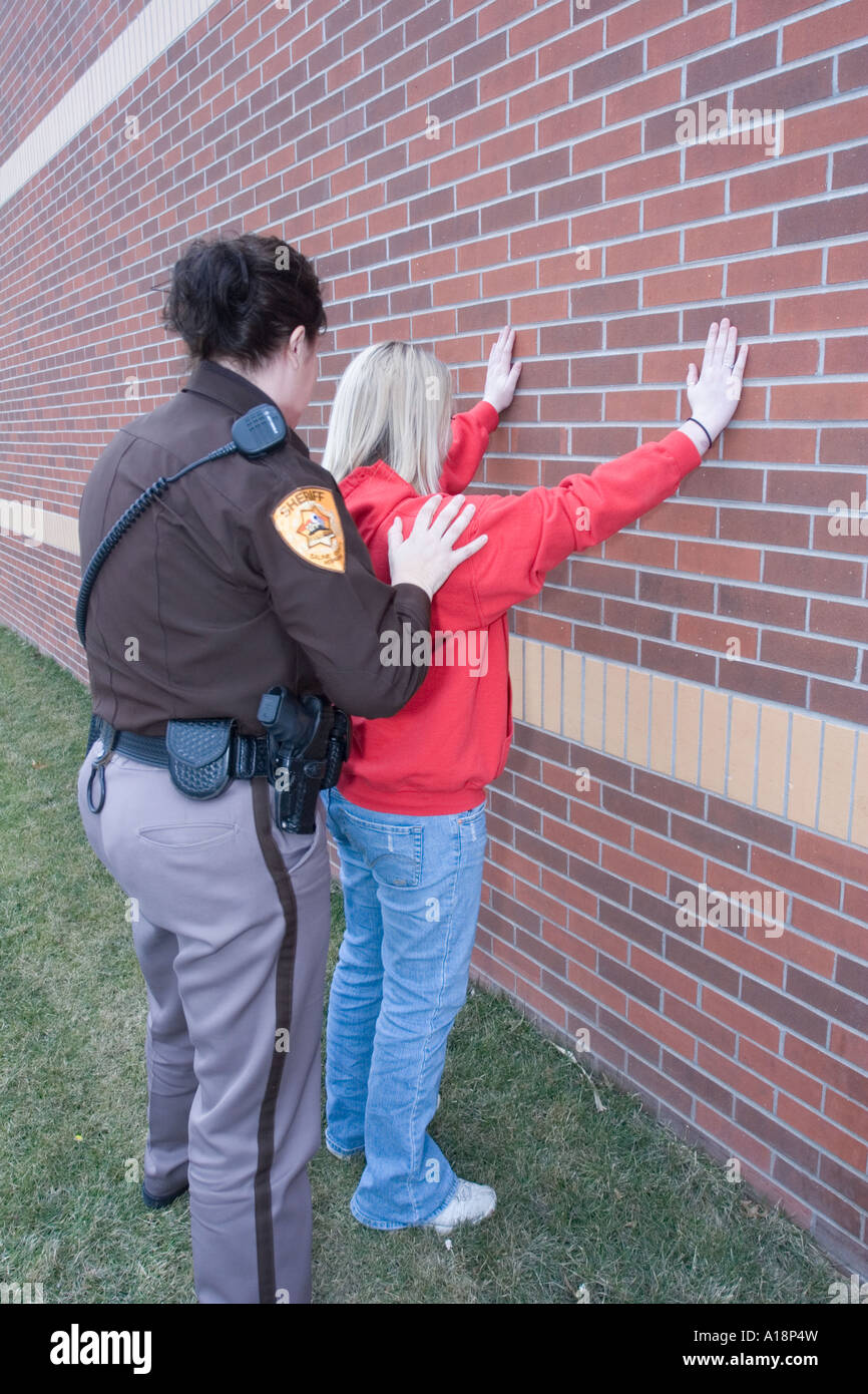 Junge, weibliche, von weiblichen Hilfssheriff Saline County Sheriffs Office verhaftet Nebraska Stockfoto