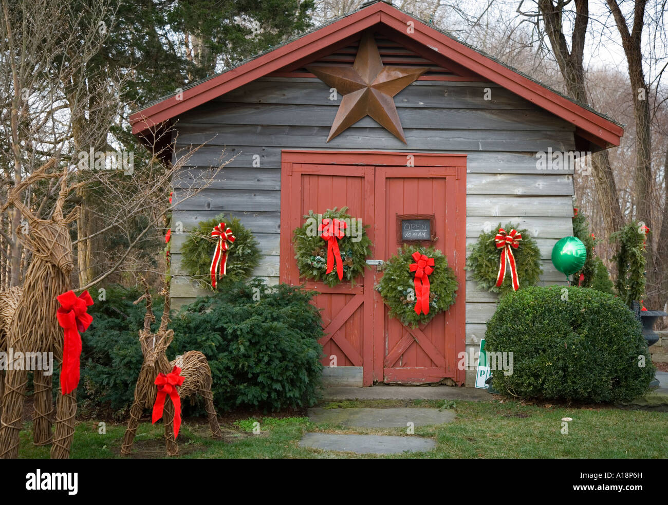 Weihnachtsschmuck auf ein kleines Gebäude Stockfoto