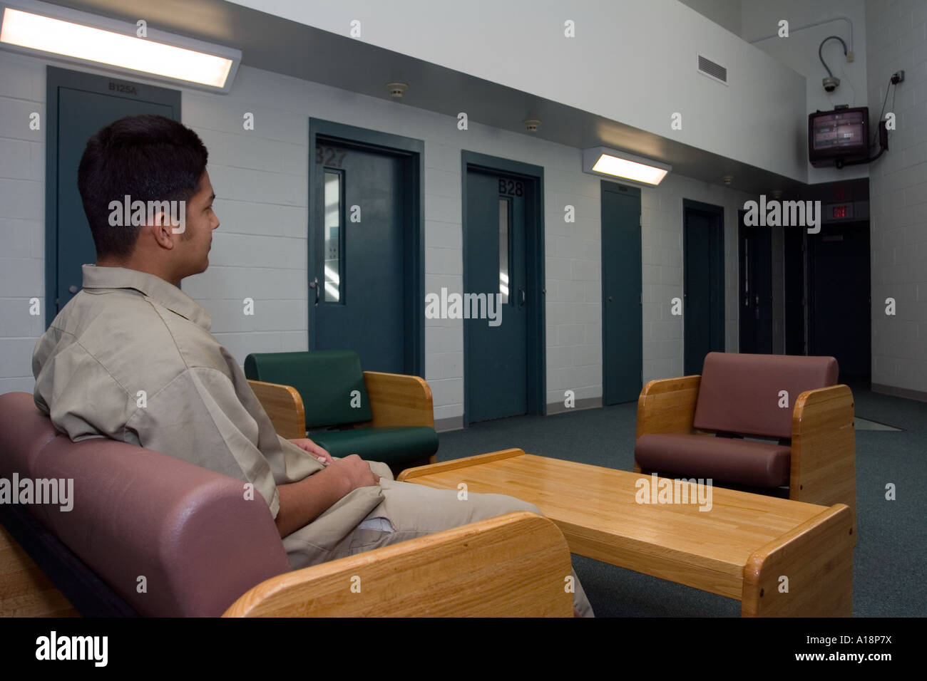 Juvenile Häftling vor dem Fernseher in Dayrooml Jugend-Strafanstalt in Omaha Nebraska Stockfoto