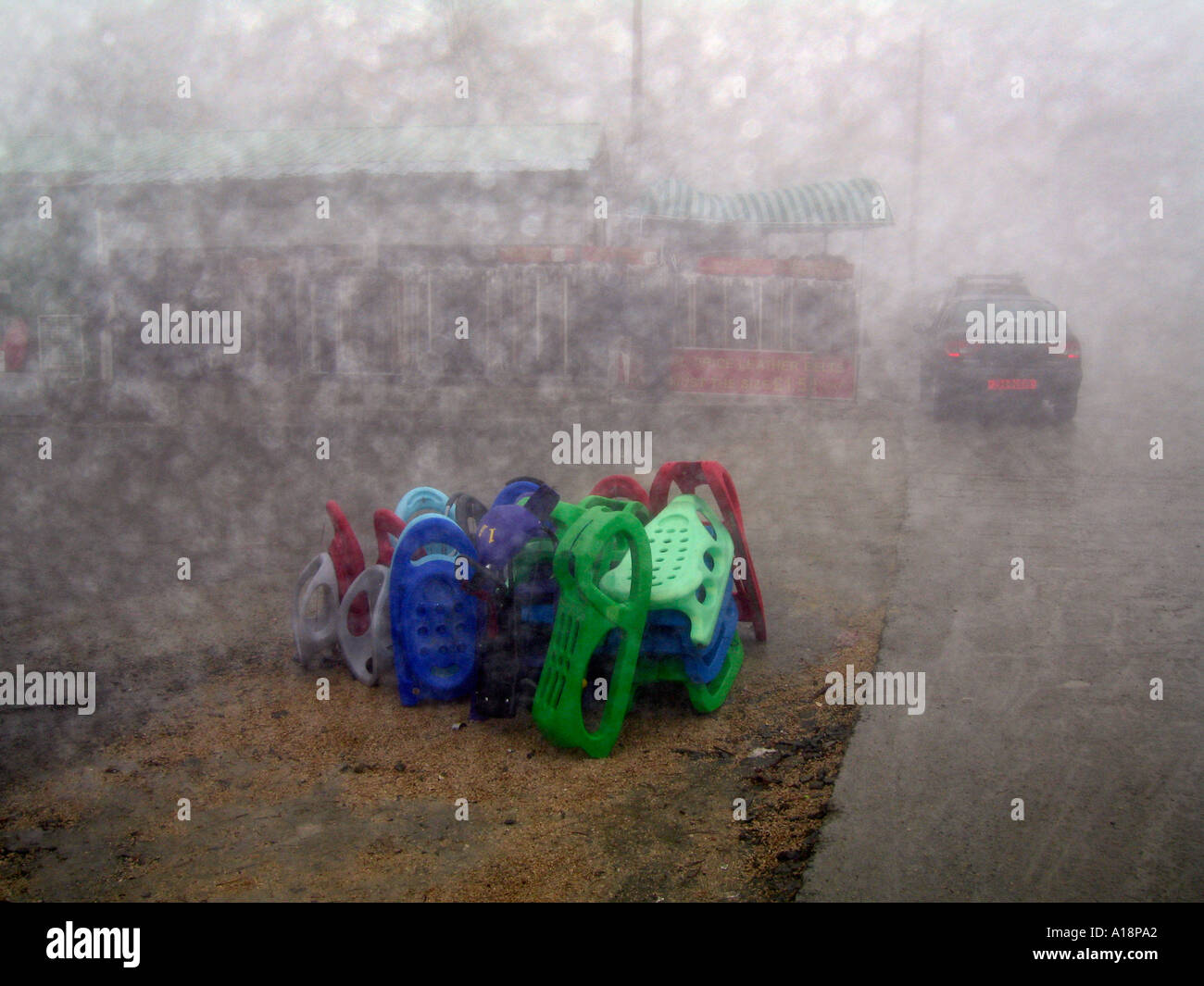 Ein Haufen von farbigen Schlitten liegen im Regen in den Berg Dorf des Troodos auf der Insel Zypern Stockfoto