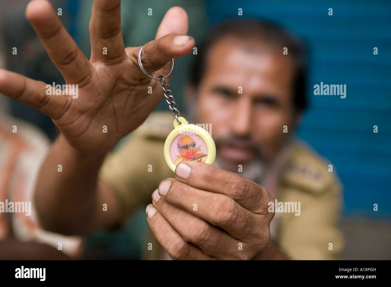 Mann mit einem Schlüsselbund der Dravida Munnetra Kazhagam (DMK) politische Partei unterstützen. George Town Marktgebiet von Chennai, Indien Stockfoto