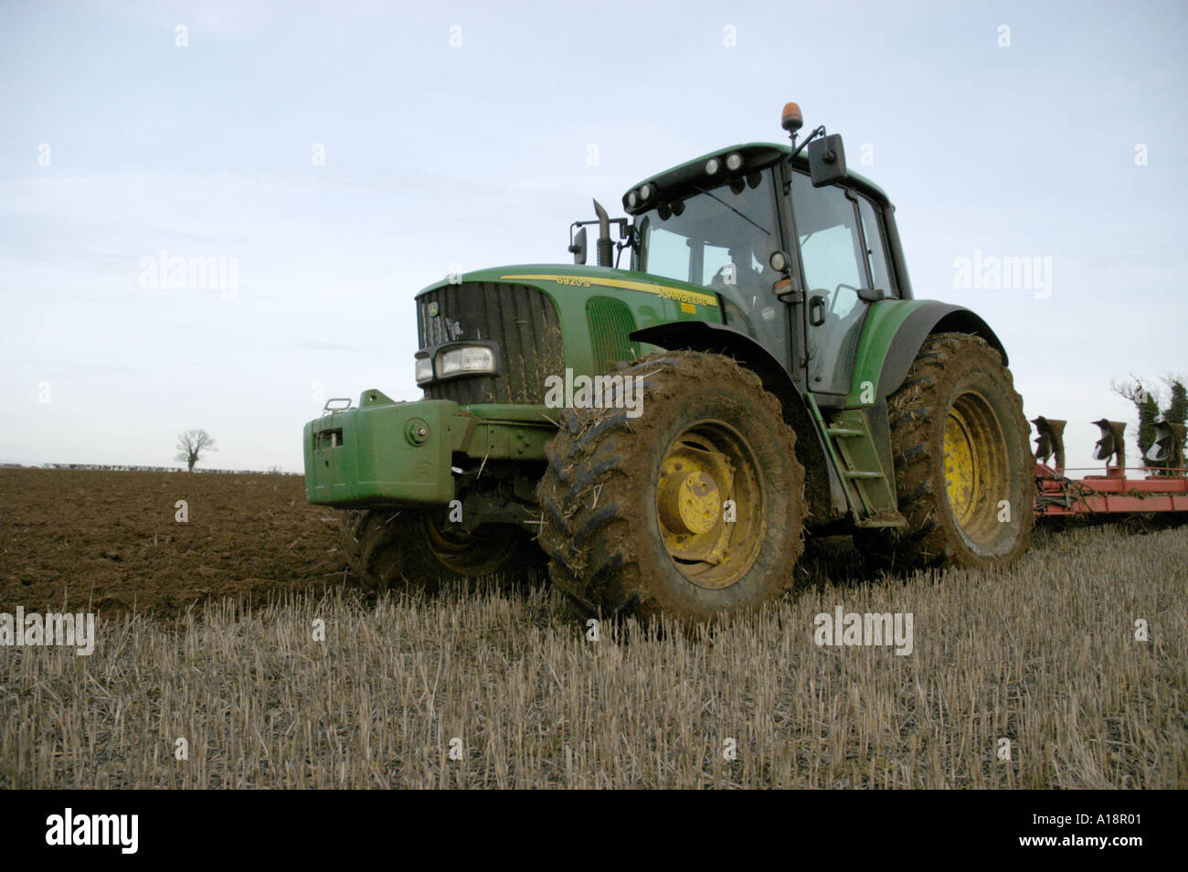 John Deere 6920s grün Traktor Pflügen Stockfoto