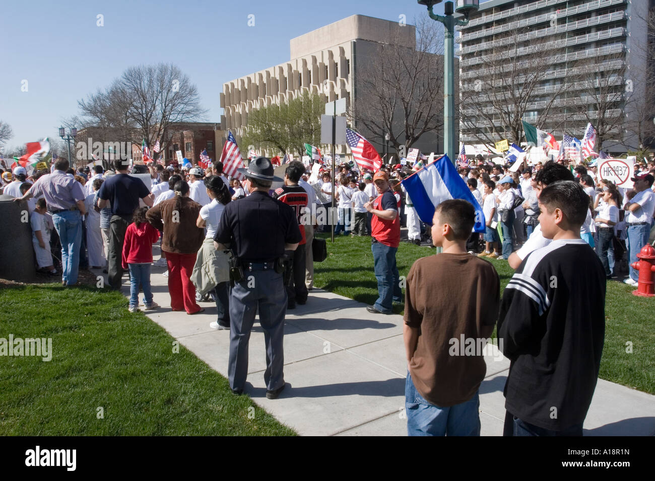 Nebraska State Trooper auf, als eine Demonstration für die Rechte der Einwanderer in Lincoln Nebraska weiter geht Stockfoto