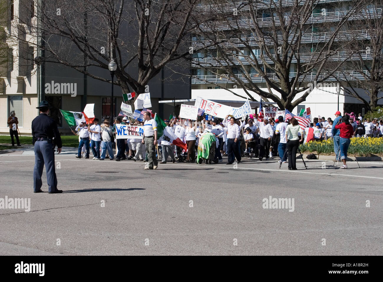 Lincoln-Polizei und Nebraska State Trooper, den Frieden zu bewahren, bei einer Demonstration für die Rechte der Einwanderer in Lincoln Nebraska Stockfoto