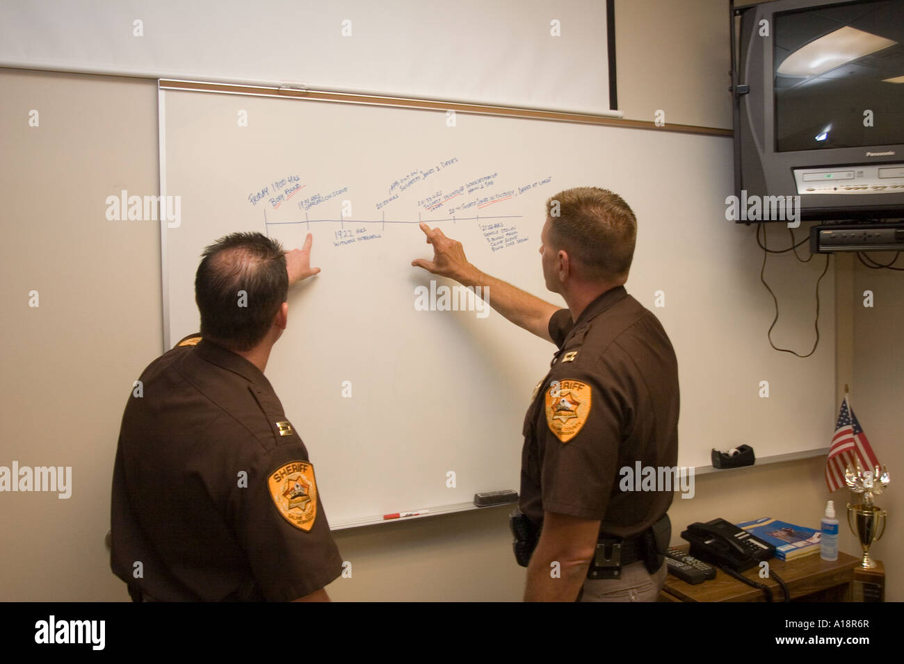 Ermittler Kapitäne Mulbery und Kalkwarf mit der Saline County Sheriff s Büro eine Zeitleiste zu studieren. Stockfoto