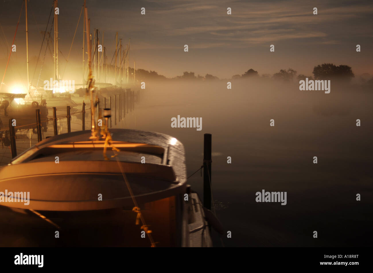 Nacht und Nebel mit Yachten vor Anker am Fluss Ryck bei Greifswald in Deutschland Stockfoto