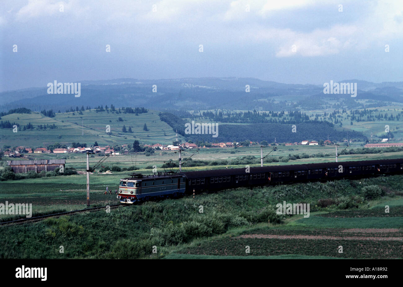 Personenzug Tirgu Mures in Siebenbürgen, Rumänien zu verlassen Stockfoto