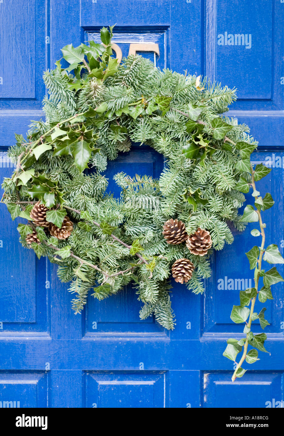 Adventskranz auf einer Haustür Stockfoto