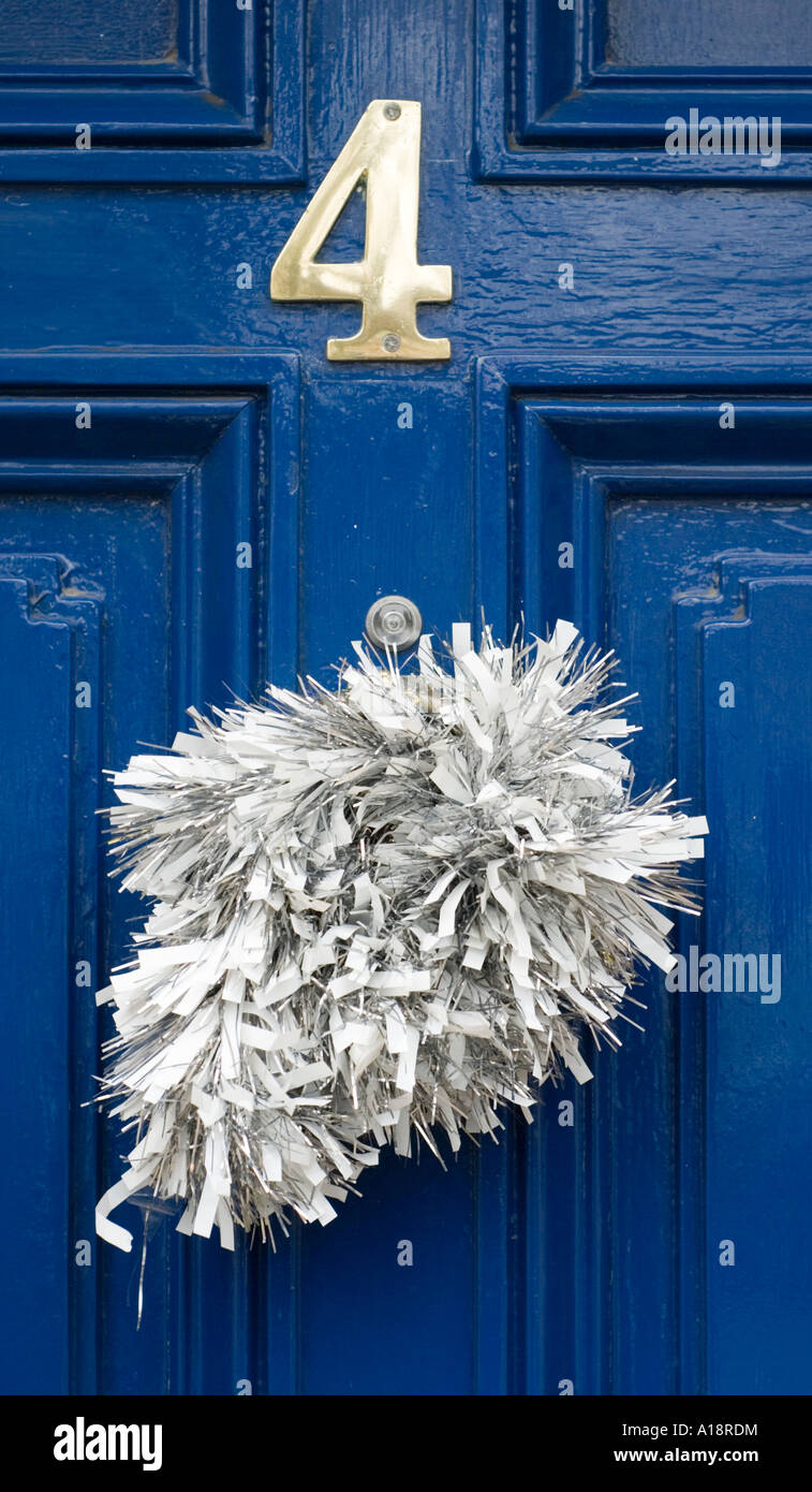 England UK Weihnachtskranz an einer Eingangstür Stockfoto