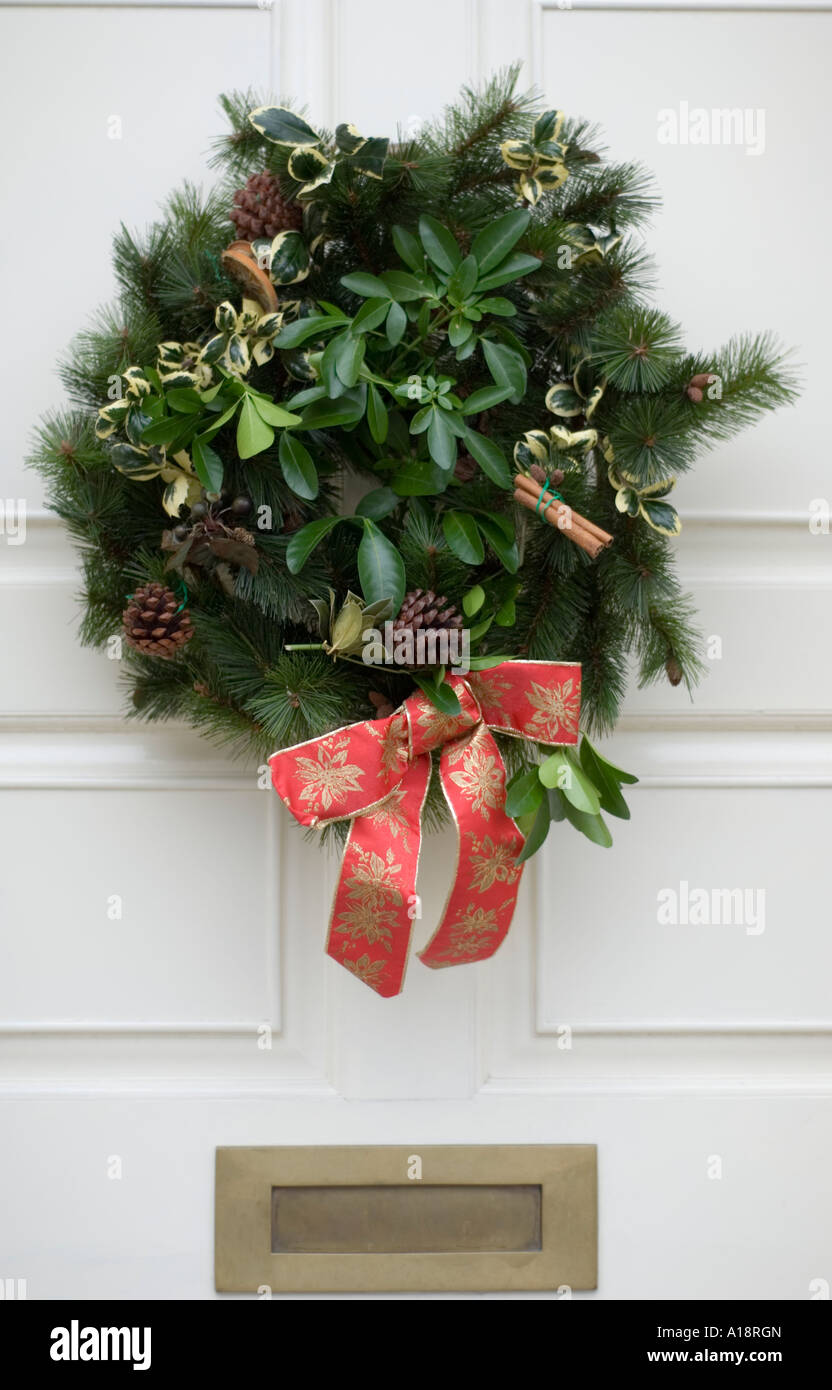 England UK Weihnachtskranz an einer Eingangstür Stockfoto