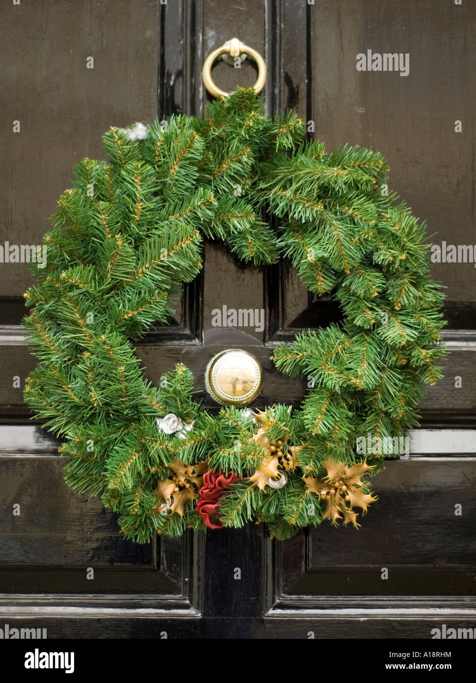 England UK Weihnachtskranz an einer Eingangstür Stockfoto