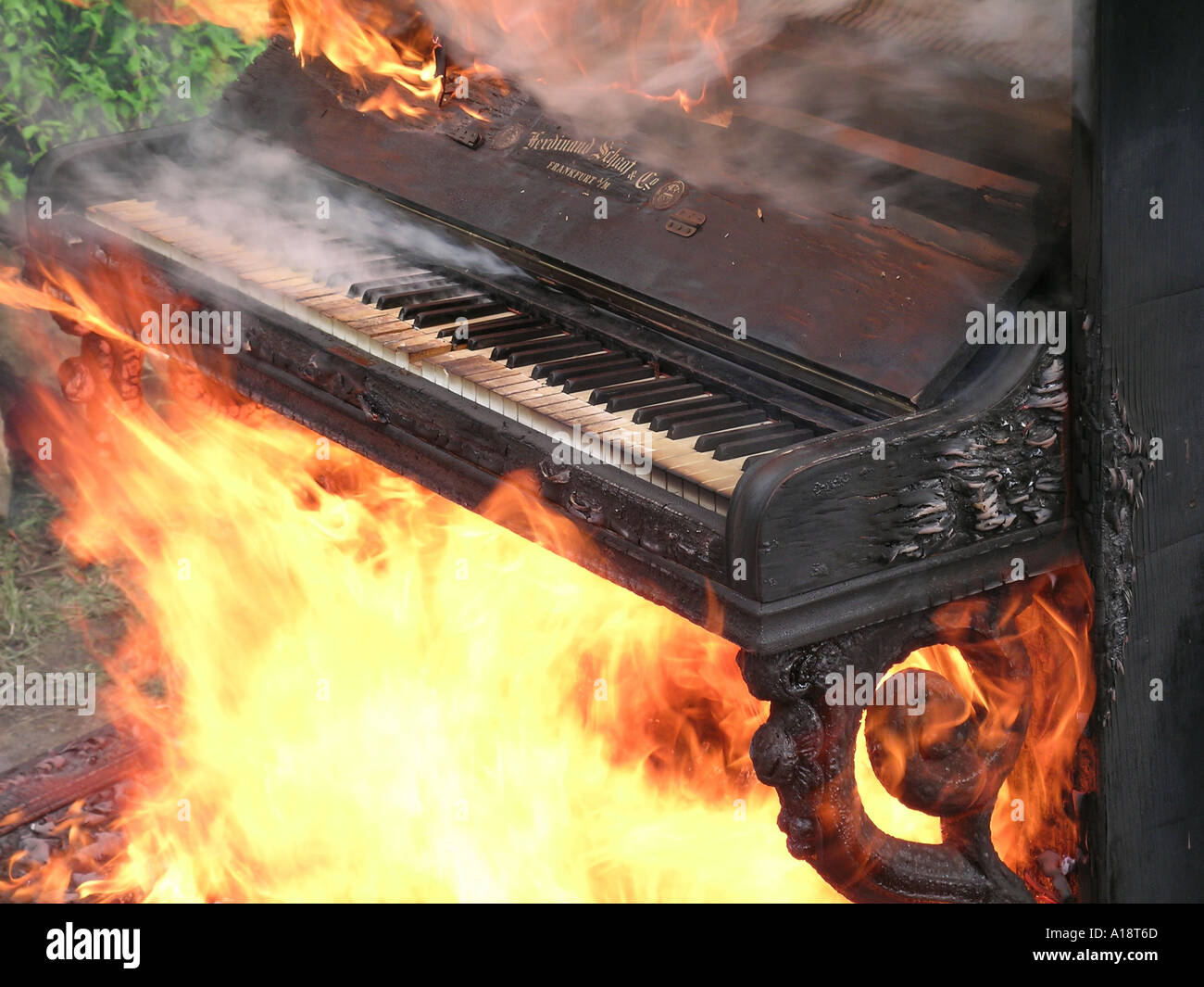 Sie verfügt über ein brennendes Klavier in Flammen, ein Freund von mir, der  ein Klavierbauer Klaviere bekommt, die nicht mehr zu reparieren das Feuer  Stockfotografie - Alamy